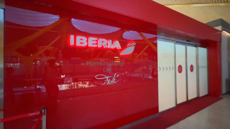 Iberia Dalí Lounge in Terminal 4